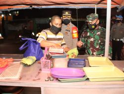 Pedagang di Kudus Senang, Dagangannya di Borong Kapolres dan Dandim Serta di Kasih Sembako