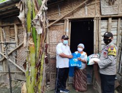 Polsek Undaan Bagikan Sembako Untuk Warga Terdampak PPKM Darurat