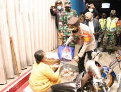 Kapolres Kudus Patroli PPKM Level 4 Sembari Bagi Sembako dan Borong Dagangan