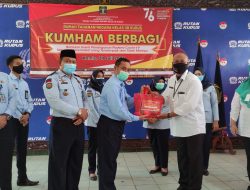 Kepala Rutan Kudus Bagikan Sembako Untuk Warga Terdampak PPKM