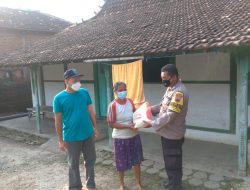 Polisi di Kudus Blusukan Ke Kampung Bantu Warga Terdampak PPKM Level 4