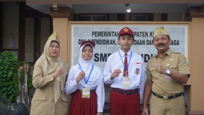Kepala Dinas Pendidikan, Kepemudaan, dan Olahraga Kabupaten Kudus, Hardjuna Widada berfoto bersama.