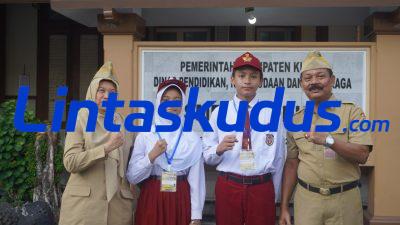 Kepala Dinas Pendidikan, Kepemudaan, dan Olahraga Kabupaten Kudus, Hardjuna Widada berfoto bersama.
