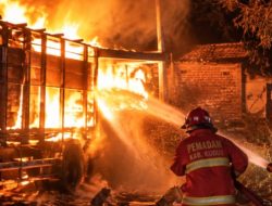 Rumpun Bambu Terbakar, Gudang Kertas dan Colt Diesel di Loram Wetan Hangus
